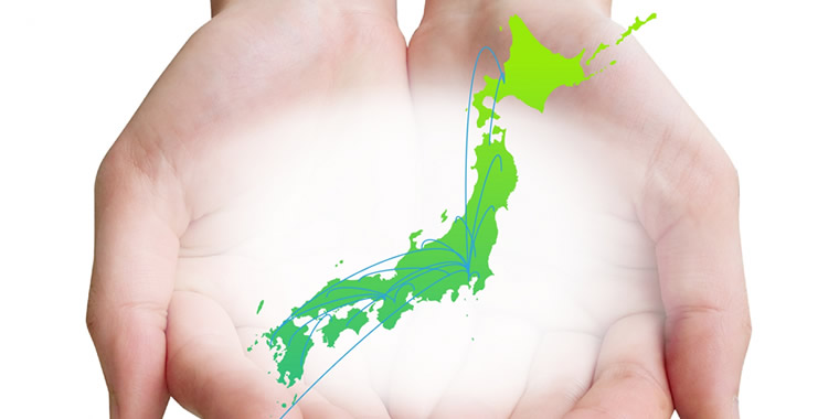 日本地図を手に持つ人の画像