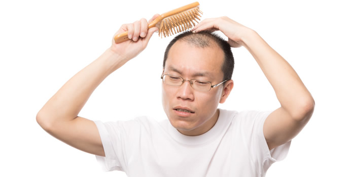 育毛マッサージをする男性の画像